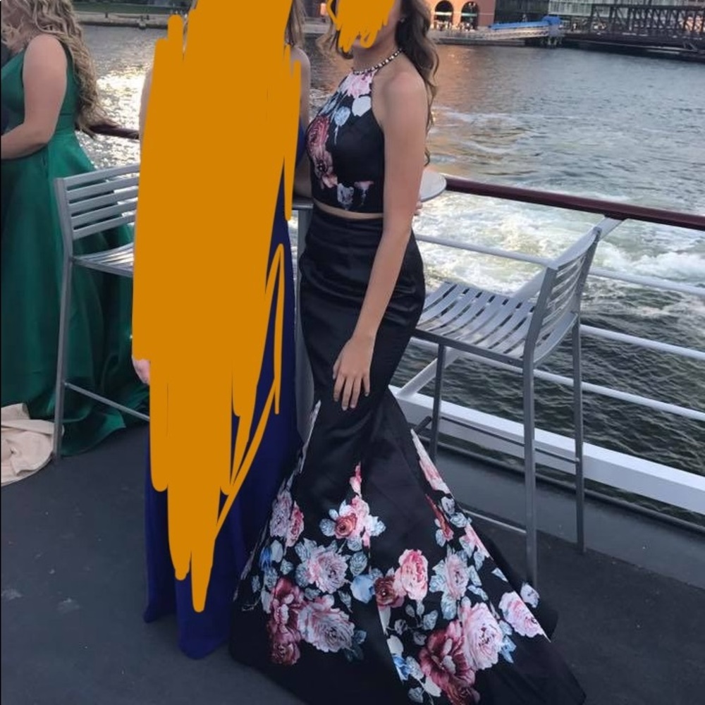 Prom dress - Picture 2 of 4